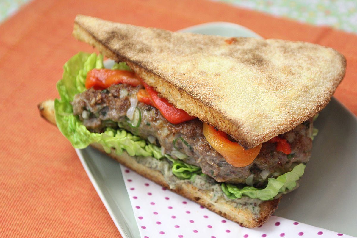 Verdorren Zoek machine optimalisatie Altaar Sandwich met hummus, lamsburger en gegrilde paprika recept