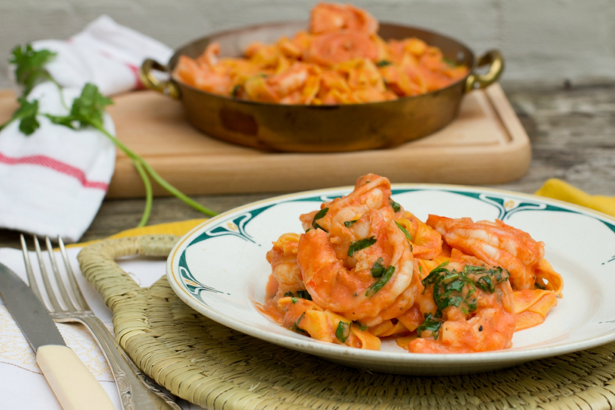 Tagliatelle met scampi en tomatenroomsaus | VTM Koken