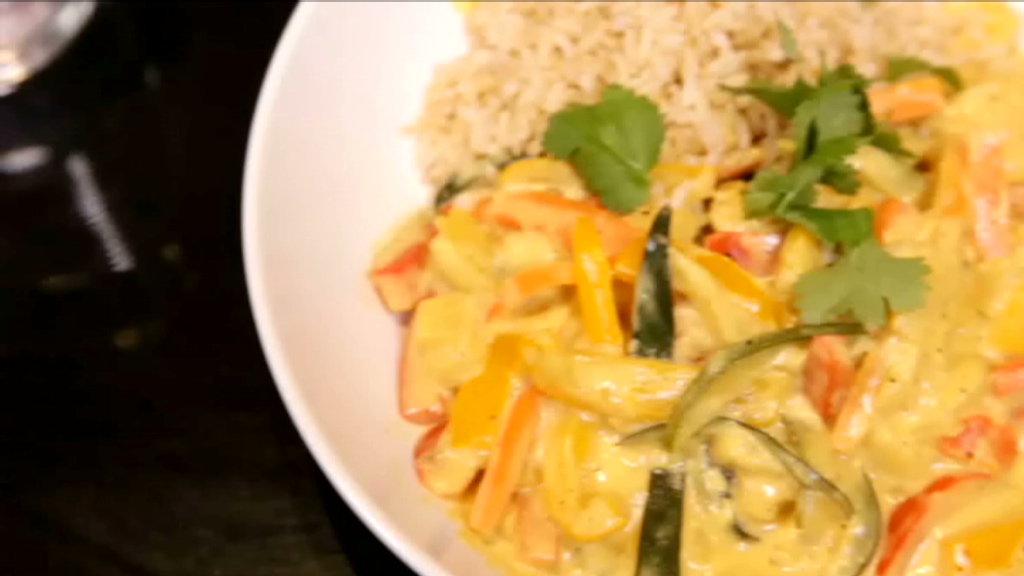 verontreiniging Flikkeren Doorzichtig Kip met bruine rijst en curry in de wok recept