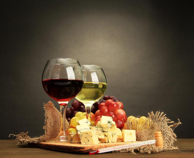 Wijn kiezen beginners: hoe kaas wijn verzoenen? | VTM Koken