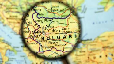 Vergrootglas vergroot het woord 'Bulgarije' op een landkaart.