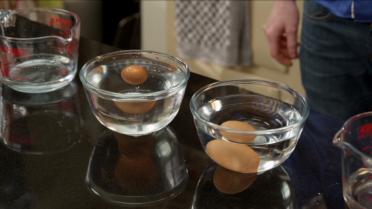 test van de eitjes in bokalen water