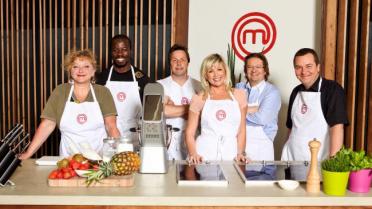 Marc Coucke, Peter Van Laet, Sugar Jackson, Ingrid De Vos, Lindsay De Bolle en Mark Demesmaeker tonen wat ze waard zijn in de MasterChefkeuken Marc Coucke, Peter Van Laet, Sugar Jackson, Ingrid De Vos, Lindsay De Bolle en M