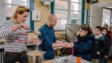 Sofie Dumont kookt op de school van Staf Coppens' kids Beau en Nora