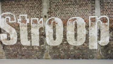 het woord 'stroop' als graffititekening op een muur