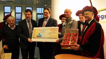 Eerste bakje Hoogstraatse aardbeien brengt honderden euro's op Eerste bakje Hoogstraatse aardbeien brengt honderden euro's op