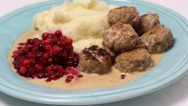 Köttbullar of Zweedse gehakballetjes met veenbessen