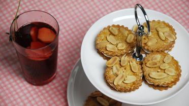 Pindakoekjes gevuld met honing en geitenkaas