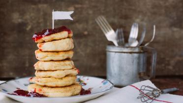 Syrniki: Russische cottage cheese pannenkoeken 