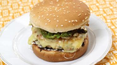 Cheeseburger deluxe met kip gebakken sla en truffel