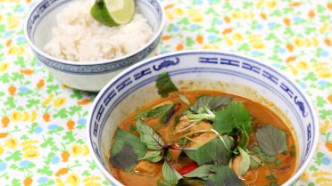 Thaise rode curry met kip en jasmijnrijst
