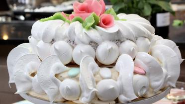 Stoeftaart met roomijs en meringue, marsepein en roosjes 