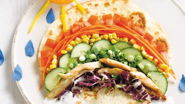 Regenboog wrap met kip, groenten en yoghurt