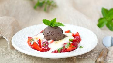 Sabayon van limoncello met aardbeien en chocolade-ijs