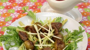 Salade van eendenmaagjes, spekjes en frambozenazijn 
