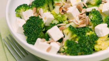 Salade van broccoli met hazelnoot en feta