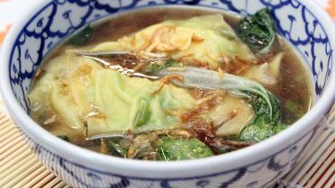 Aziatische soep met wonton van St Jacobsvruchten en avocado 