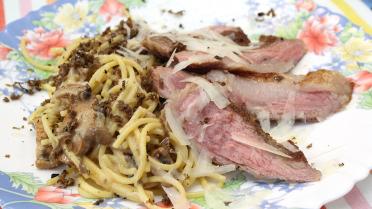 Glutenvrije spaghetti met truffel en bospaddenstoelen en secreto iberico 