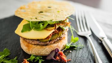 Cheeseburger met Maredsous®, rucola en sjalot