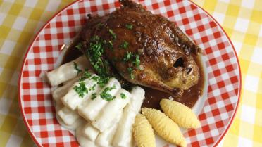 Duifje met porto, schorseneren in bechamelsaus en kroketjes