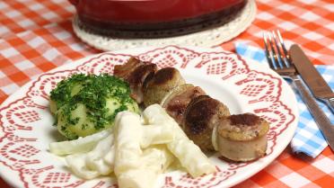 Varkensbrochette met aardappelen en selder in witte saus