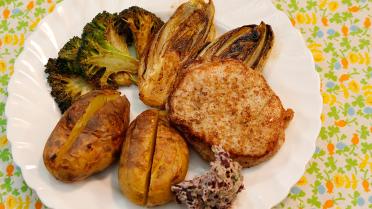 Varkenstournedos met broccoli, witloof en aardappel in de schil met sjalottenboter