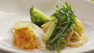 Tongschar met broccoli en volkorenpasta