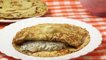 Gevulde pannenkoeken met kippengehakt