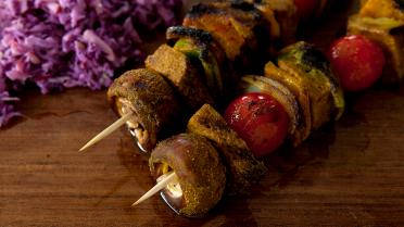 Curry seitan Brochettes met rodekoolsla