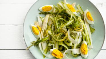 Salade van geschaafde asperges