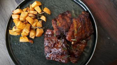 In honing gemarineerde ribbetjes met zoete aardappel (Manil's, Antwerpen