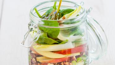 Salade met gorgonzola, noten, appel en croutons