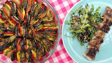 Ratatouille met salade van het park en een rundbrochette