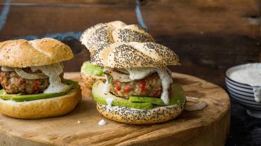 Kippenburger met avocado en feta 