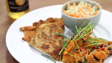 Kippenschnitzel met zoete aardappelpuree, wortel- en koolsla