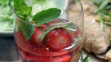 Witte sangria met rood fruit