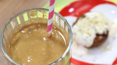 Ontbijtmuffins met pompoen veenbessen en kaneel, smoothie met banaan en cacao 
