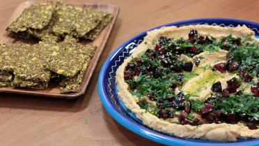 Zadencrackers met ras el hanout en hummus van kikkererwten