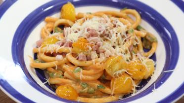 Macaroni met hesp, kaas, tomaat en spinazie