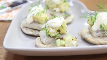 Boekweit blini’s met haring, komkommer en aardappelsalade