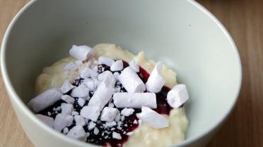 Rijstpap met confituur van rode vruchten en violet meringue
