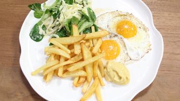 Spiegeleitje met frietjes en witloofsalade