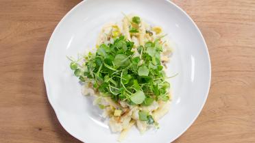 Vegetarische macaroni met bloemkool en prei