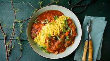 Lamsbout met tomatensaus en spaghetti