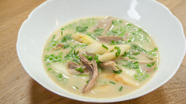 Waterzooi met parelhoen, asperges en erwtjes