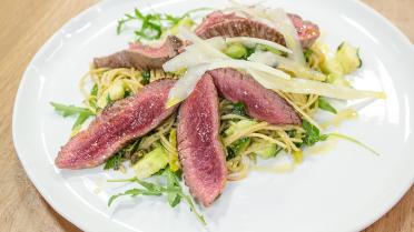 Tagliata van struisvogel met citroenpasta en avocado