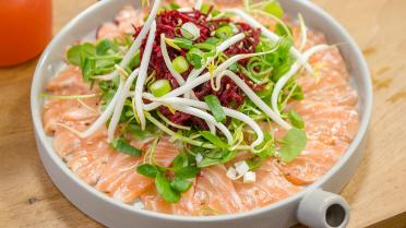 Carpaccio van zalm met rode biet, sojascheuten en wasabi-vinaigrette