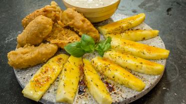 Thais fingerfood: gefrituurde banaan, gekaramelliseerde ananas