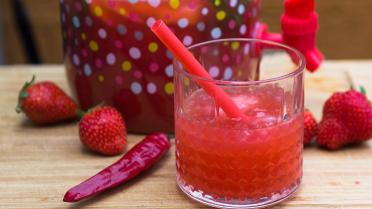 Deze nieuwe zomerdrank is beter dan sangria: aardbeienlimonade met gin en chili