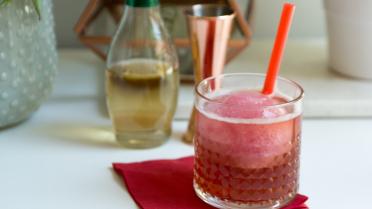 Cocktail: gin met ginger ale en duivelse ijsbollen Cocktail: gin met ginger ale en duivelse ijsbollen